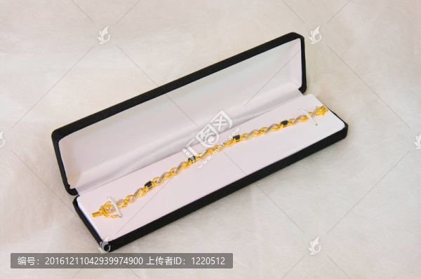 藍(lán)寶石鉆石和金項鏈