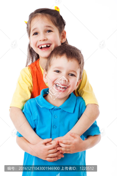 兩個(gè)笑著的小孩子站在一起