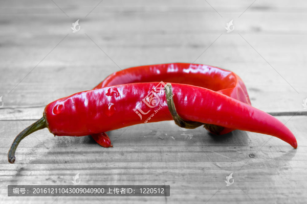 木地板上的辣椒