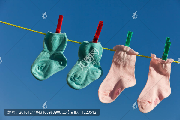 嬰兒襪在晾衣繩上晾干