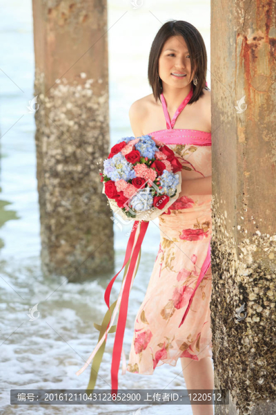 海灘上有美麗花束的女士肖像