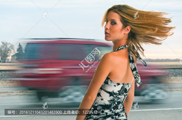 高速公路附近的女孩