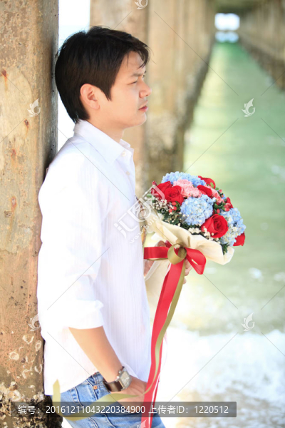 海灘上有美麗花束的男人肖像