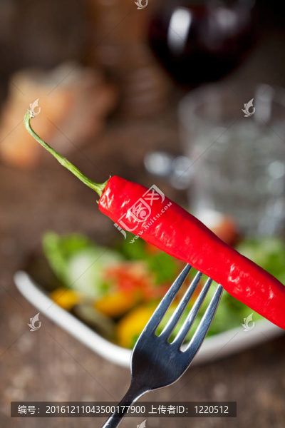 食物叉上的辣椒