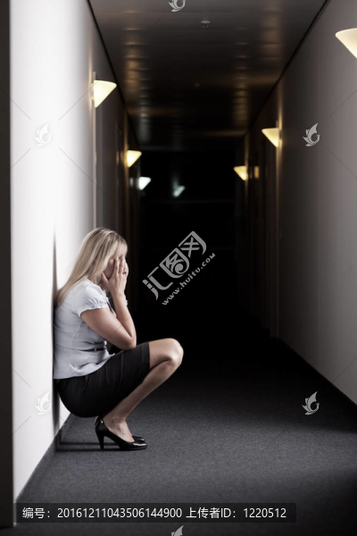 辦公室里哭泣的商業(yè)女性
