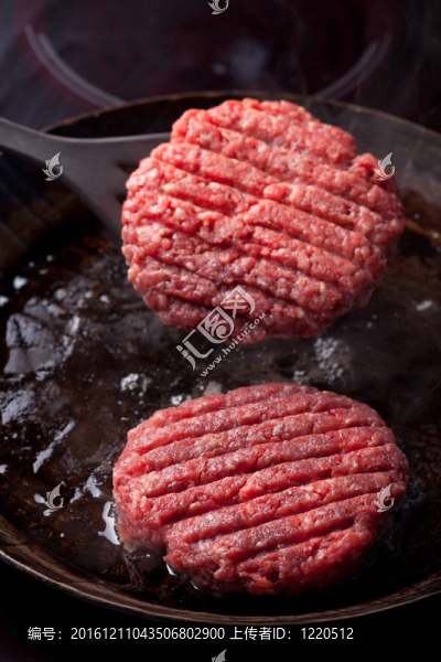 在鐵鍋兩牛肉餅