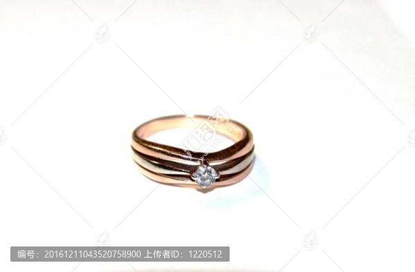 白色的鉆石戒指