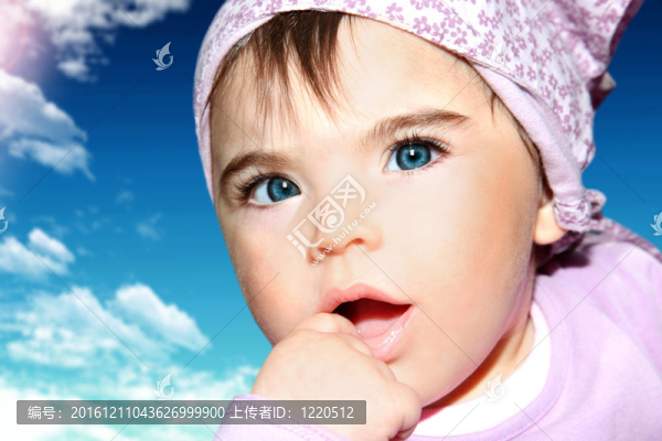 小女孩特寫肖像畫掛在天空