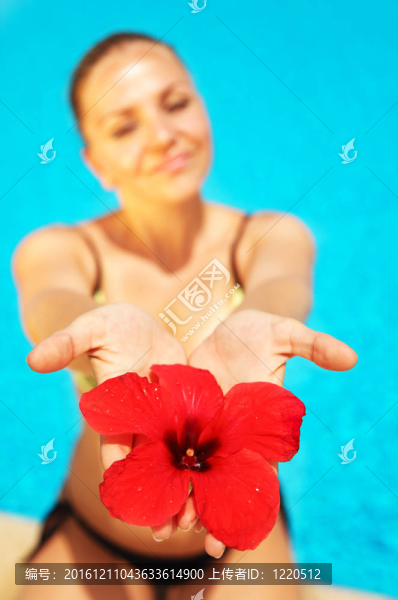 美女抱紅花