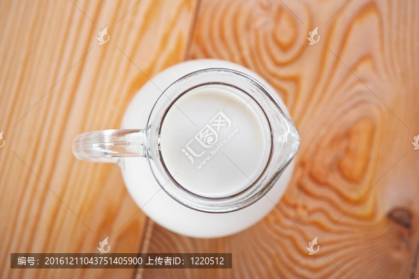 在桌上的一壺牛奶