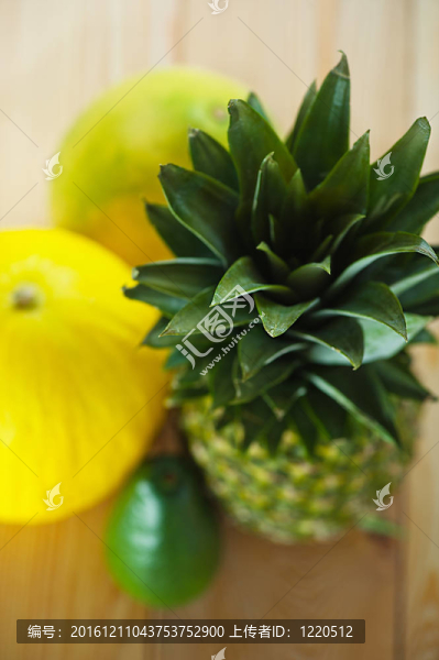 鱷梨；西瓜和菠蘿