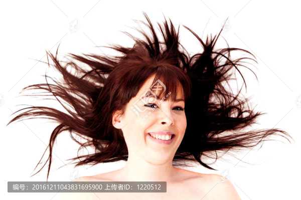 年輕女孩在地板上帶著美麗的發(fā)型