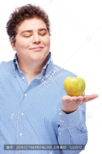胖男子拿著蘋果