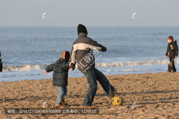 孩子們在海灘上