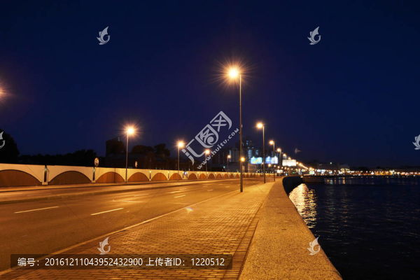 Neva夜晚的河堤