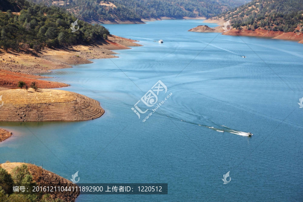 在蔚藍(lán)的水的摩托艇