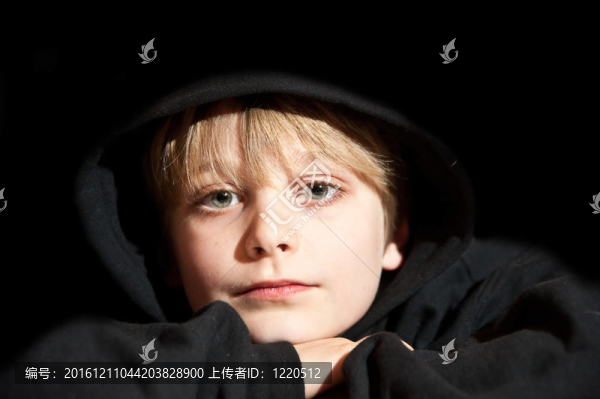 年輕的男孩年齡在黑色連帽衫九歲的肖像