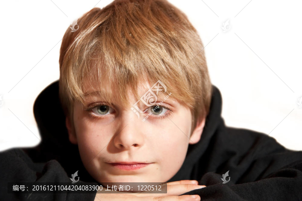 年輕英俊男孩正面肖像