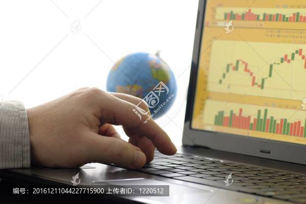 業(yè)務(wù)員檢查庫(kù)存圖