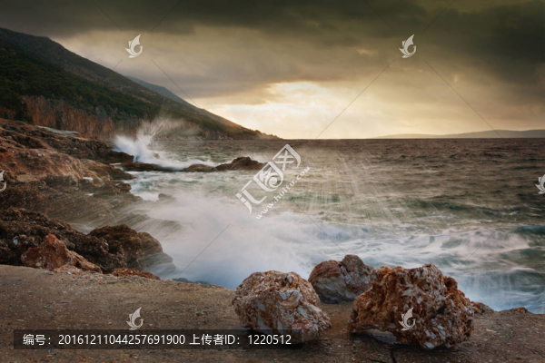 海洋景觀與戲劇性的天空
