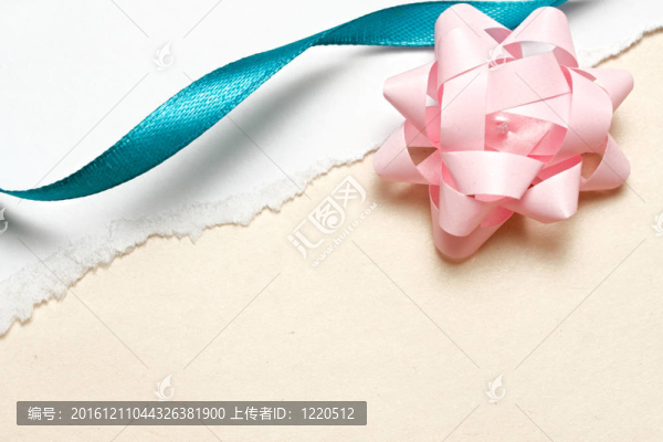 紙上的弓和絲帶