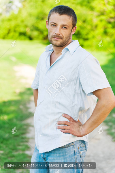 穿淺色襯衫的男人肖像