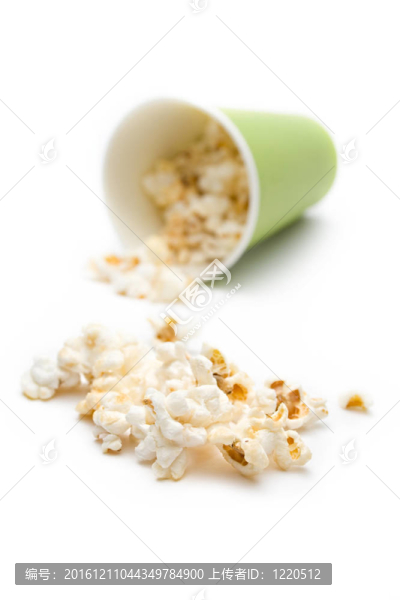 綠色紙杯中的爆米花