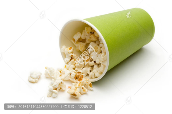 綠色紙杯中的爆米花