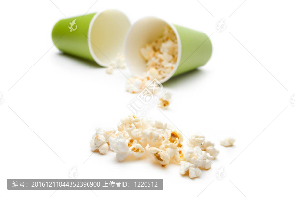 綠色紙杯中的爆米花