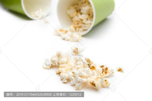 綠色紙杯中的爆米花