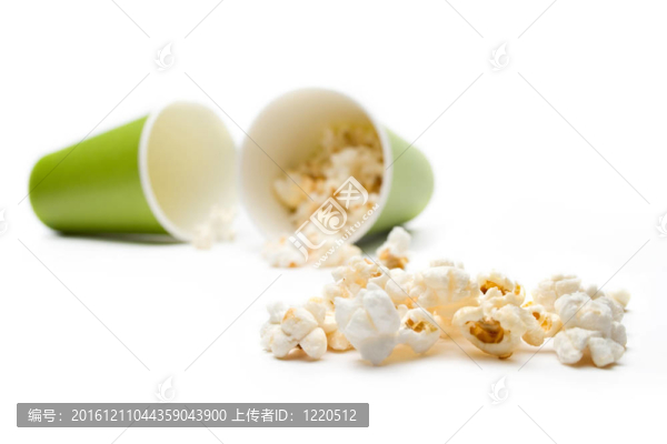 綠色紙杯中的爆米花