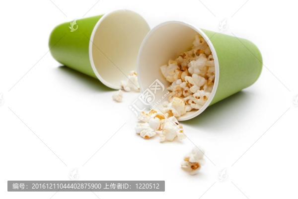 綠色紙杯中的爆米花