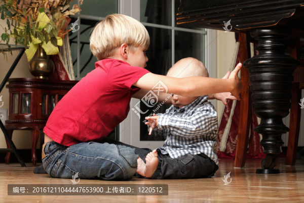 小男孩和弟弟玩