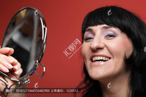 女人用化妝涂臉