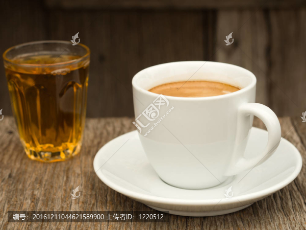 側(cè)看白色陶瓷杯咖啡和茶