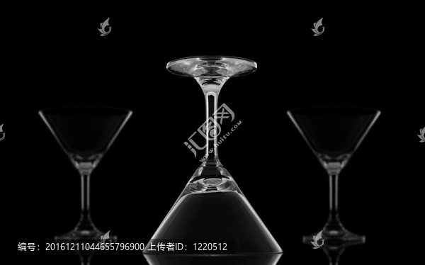 雞尾酒杯倒置黑色背景與反射