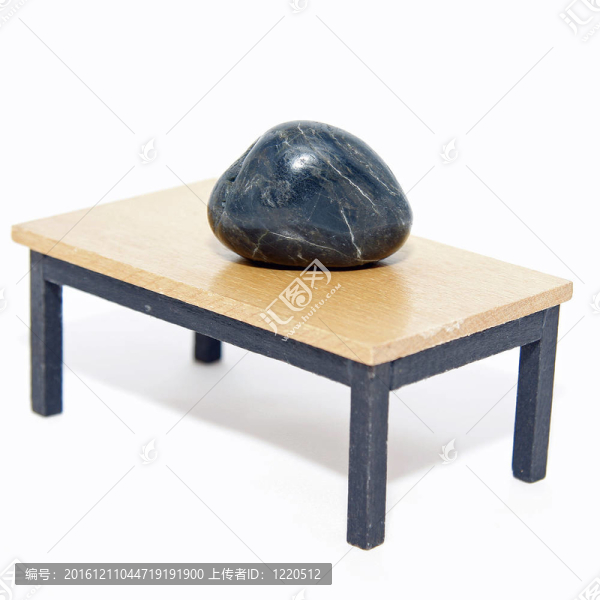 放在微型桌子上的一塊石頭