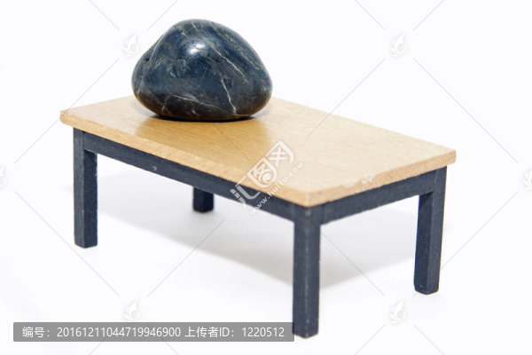 放在微型桌子上的一塊石頭
