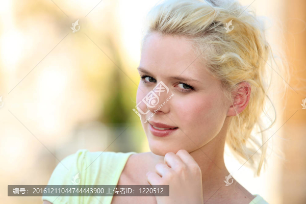 金發(fā)女人