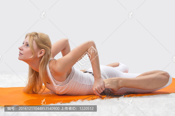 年輕漂亮女孩專業(yè)從事瑜伽
