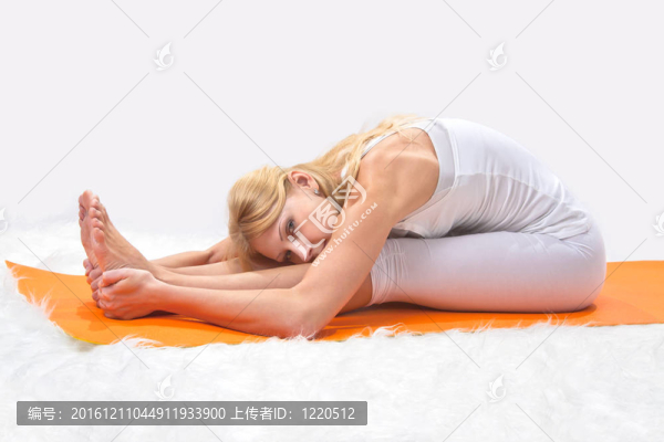 年輕漂亮女孩專業(yè)從事瑜伽
