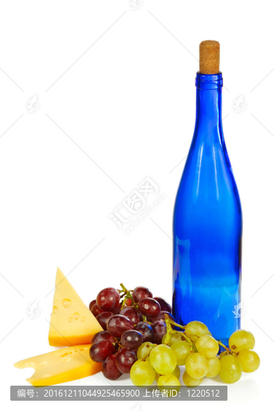 藍(lán)色的瓶子；白色背景的葡萄和奶酪