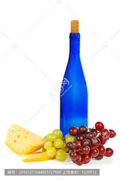 藍(lán)色的瓶子；白色背景的葡萄和奶酪