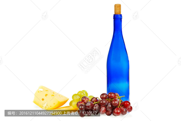 藍(lán)色的瓶子；白色背景的葡萄和奶酪