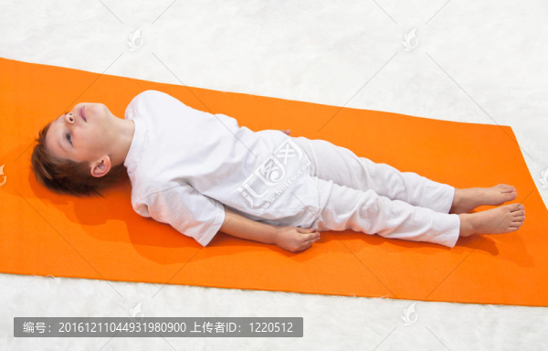 兒童瑜伽。小男孩做運動。