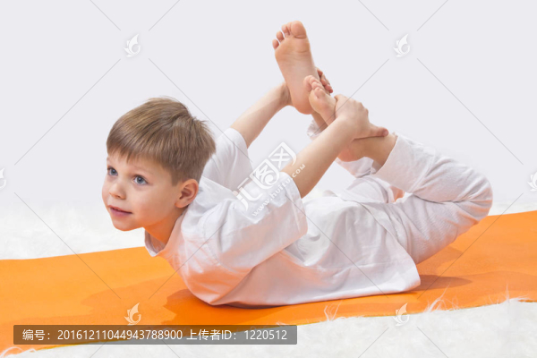 兒童瑜伽。小男孩做運(yùn)動(dòng)。