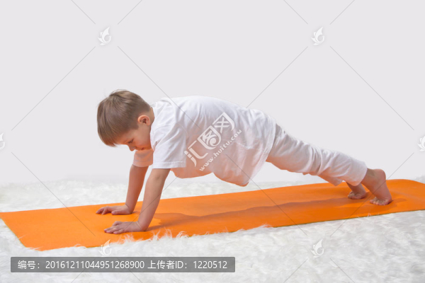 兒童瑜伽。小男孩做運動。