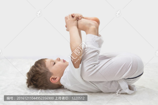 兒童瑜伽。小男孩做運動。