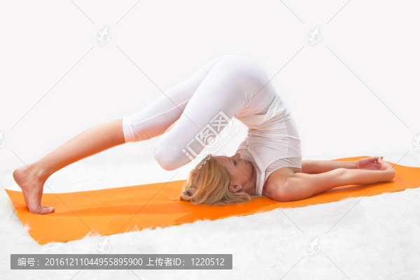 年輕漂亮女孩專業(yè)從事瑜伽