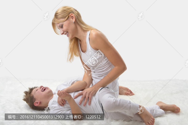 媽媽和兒子睡前做瑜伽